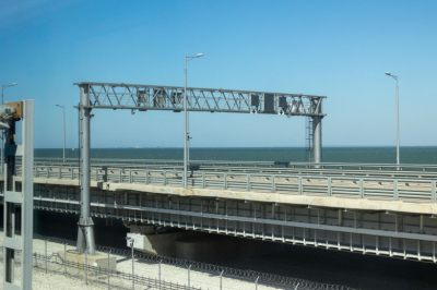 Рвущимся на море туристам дали &laquo;зеленый свет&raquo; на Крымском мосту