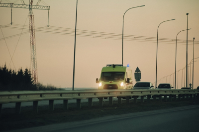 Челнинцы попали в страшную аварию в Казани &ndash; их Mercedes опрокинулся на крышу