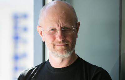 Блогер Пучков назвал дебилами тех, кто покупает себе дорогие iPhone