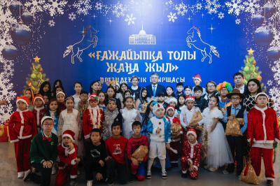 300 улыбок и мечтаний: в Атырау зажглись огни Президентской ёлки