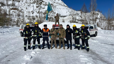 Спасатели Казахстана в полном боевом снаряжении поднялись по лестнице Медеу 842 ступени