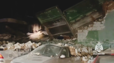 В Зеленодольске гараж рухнул на припаркованные авто