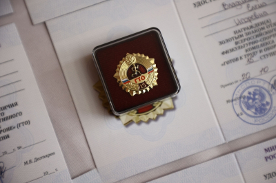 В Новосибирске больше 100 жителей получили золотые знаки ГТО из рук олимпийских чемпионов