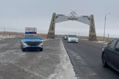 Трассу от Доссор​а до Актюбинской области закрыли из-за гололёда и снегопада