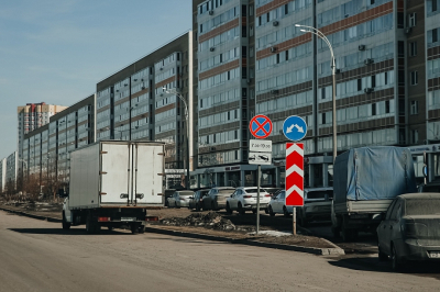 В Челнах кирпичная кладка многоэтажки обрушилась на припаркованные машины