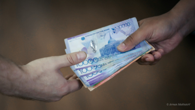 Два заместителя главы санэпидслужбы наказаны за взятку в Актюбинской области