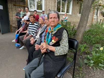 В Бугульме для ветерана организовали праздничный концерт у дома