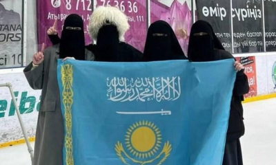Инцидент со скандальной фотографией расследуют полицейские в Атырау