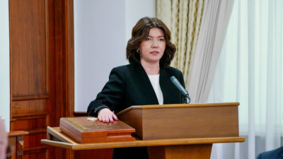 Новый глава Минпросвещения Казахстана принесла присягу на заседании Кабмина