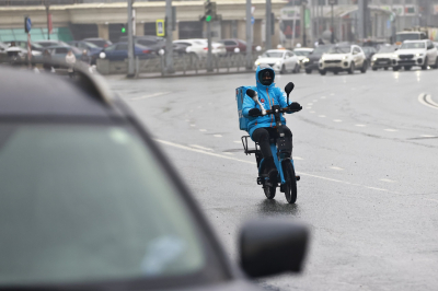 В Казани разрабатывают новые правила для курьеров на электробайках