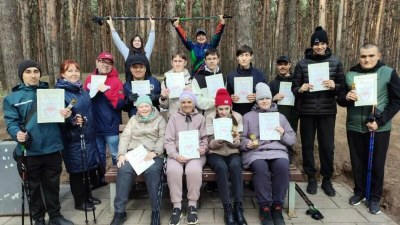 В Челнах люди с ментальными особенностями соревновались в скандинавской ходьбе