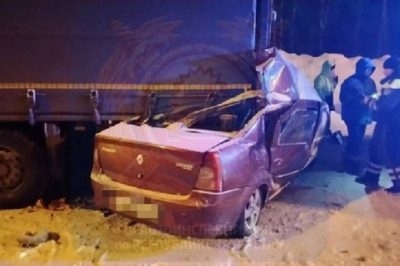 На трассе в Татарстане иномарка влетела в стоявший на обочине &laquo;КамАЗ&raquo;