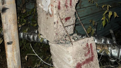 &quot;Будет страшная трагедия&quot;: бетонная опора в любой момент может обрушиться на людей в Караганде