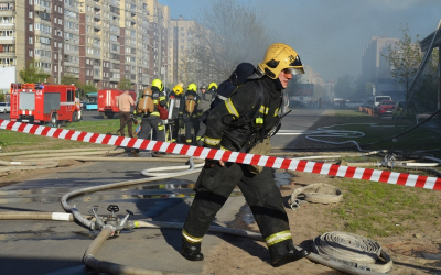 Крупный пожар произошел в школе № 65 в Тюмени: полыхала вся крыша