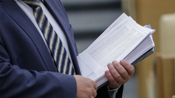 В Венгрии показали видео, как украинские инкассаторы подделывают документы