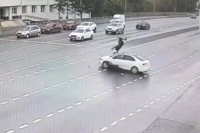 Мотоциклист влетел в такси в Казани, ДТП попало на видео