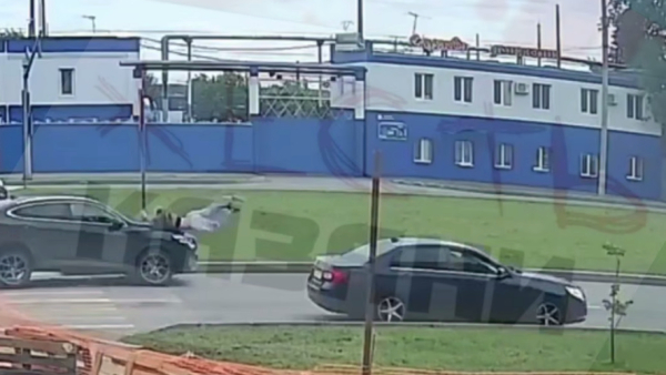 В Нижнекамске автомобиль сбил девушку - момент страшного ДТП попал на видео 27/06/2026 &ndash; Новости