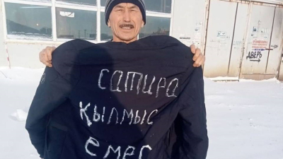 «Сатира не преступление». В Казахстане продолжают преследовать за пикеты в поддержку арестованного автора популярного паблика