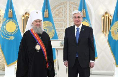 Токаев поздравил православных с Пасхой и наградил митрополита Александра орденом