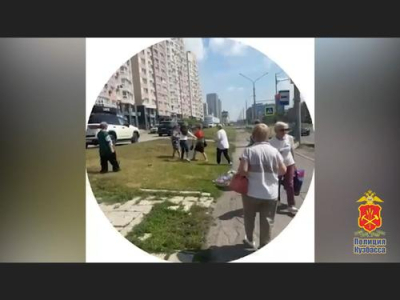 Автобусная драка с пенсионеркой попала на видео: в Новокузнецке 18-летняя девушка пнула бабушку на остановке