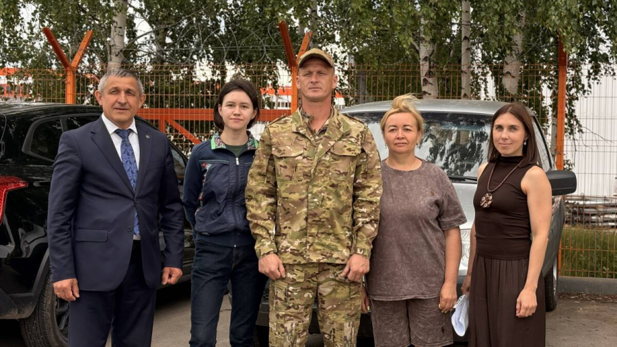 Глава Лаишевского района РТ вручил бойцу СВО ключи от &laquo;Нивы&raquo;