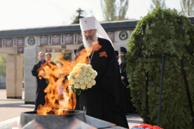 Митрополит Кирилл и духовенство Казанской епархии возложили венки к Вечному огню