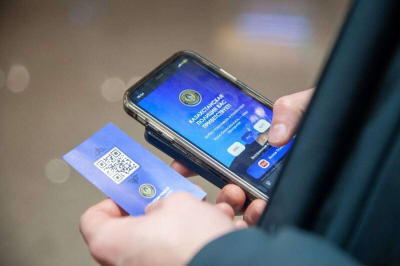 Казахстан внедряет карточки с QR-кодами для безопасности иностранных туристов