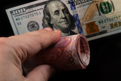 Курс тенге к доллару укрепился на фоне умеренной волатильности рынков