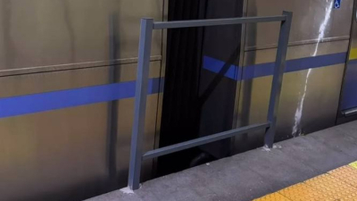 В метро Алматы устанавливают ограждения для безопасности пассажиров