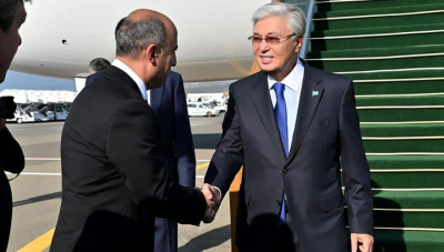 Токаев прибыл в Азербайджан для участия в саммите тюркских государств